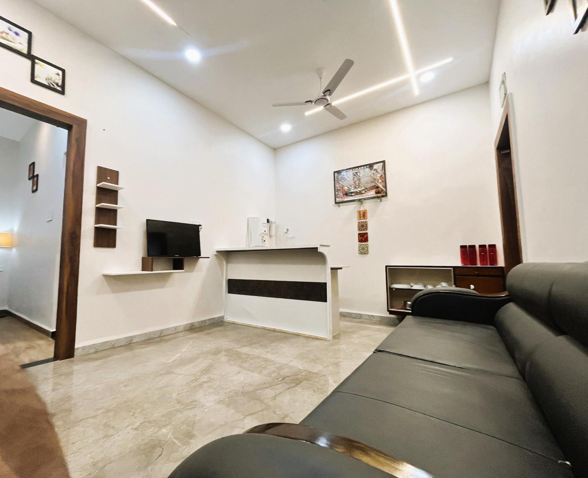 Shree Stay Inn Luxe' Holiday Home อุจเจน ภายนอก รูปภาพ